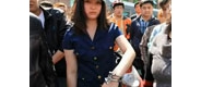 网曝女生帮助老人时与警察起争执遭其铐打