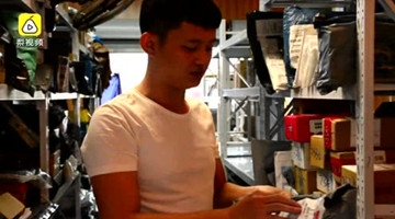 快递小哥派件时求脱单：排队取件,顺便征婚