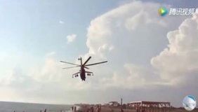 俄军米24贴地飞越沙滩 引比基尼女游客呼喊