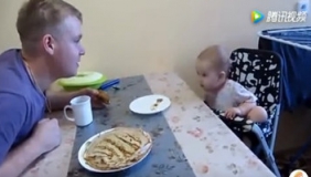 战斗民族的1岁宝宝顶嘴老爸 战斗力爆表