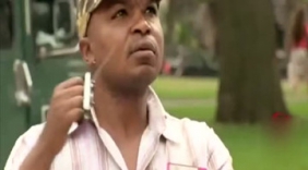 被卡住的风筝，熊孩子恶搞路人