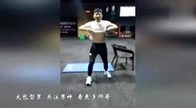 型男健身教练，亲身示范，教你如何练出8块腹肌