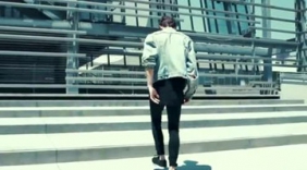 高颜值型男街头表演帅气机械舞