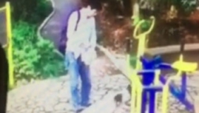 残忍!男子虐杀小奶猫 用猫粮勾引抓起狠摔