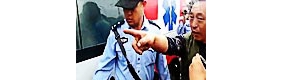 实拍淮安公安副政委座驾撞死2人，被群众围堵