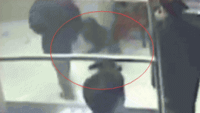 奇葩女子派出所大厅撒泼 当众脱裤小便