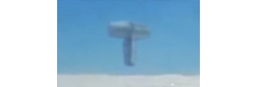 【拍客】网传乘客飞机上拍到巨型UFO 酷似雷神之锤