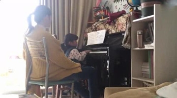 “偷鸡腿妈妈”住垃圾场 却坚持送娃学钢琴