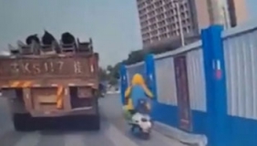 实拍男子遭遇“死神来了” 路过货车突遭货物坠下掩埋