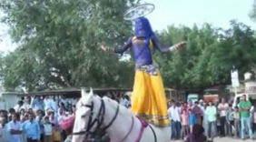 印度特色民族舞蹈，美女马背上跳舞舞蹈