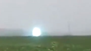 西伯利亚惊现神秘“火球” 被疑为UFO实为“滚地雷”