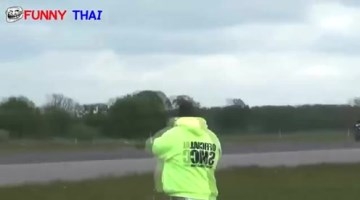 牛人骑摩托作速度堪比飞机