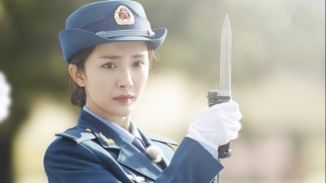 杨幂穿军装配高跟鞋英姿飒爽，张蓝心：这也太帅了！众明星穿军装