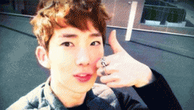 赵权帅气出席音乐剧Showcase 变身为高中生