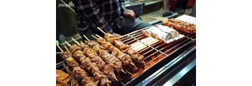 【拍客】爱吃路边羊肉串 竟把烧烤摊偷回家