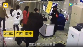 女子坐地铁被要求开包检查暴怒 威胁民警"微博见"