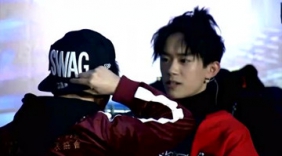 又调皮了！易烊千玺鸭子嘴练声法 大半夜皮一下很开心