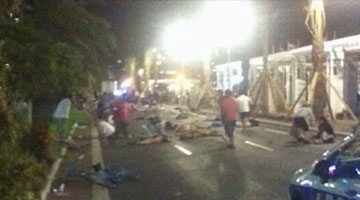 法国尼斯一辆卡车冲入人群，致多人死亡