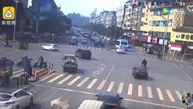 堵得慌！女司机停路口27分钟 启动23次车没挪窝