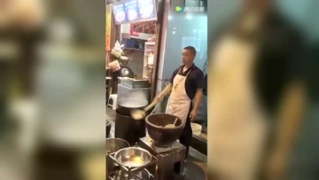 牛人卖弄看家手艺！空中甩面耍起来！这绝活牛的很嘞