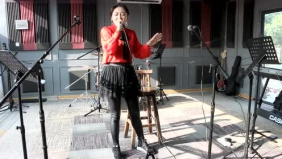 实力女声演唱英文歌