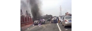【拍客】三车高速路相撞自燃 竟有人趁火打劫