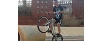 【拍客】实拍牛人上演超高难度车技