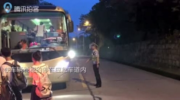 大客车轮胎飞了 老司机这个操作保全车人性命