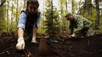 中国夫妇在俄挖出T-34坦克和老兵遗骸