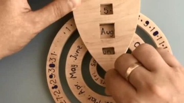 民间牛人现场展示绝活，制作一个木制日历