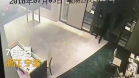 90后富二代试戴价值38万元手表夺门而逃：寻求刺激