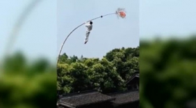 牛人高空耍绝活，感觉早晚要出事