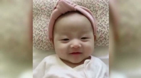 2个月的萌宝醒来就跟宝妈说话，这可爱小表情把妈妈萌化了！