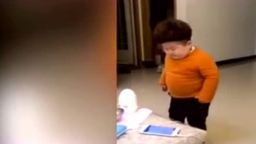 小孩小肚腩扭起来萌翻了，小胖子真可爱