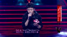《快乐男声》王颢珏跪唱经典英文歌曲，暖男倾情演唱
