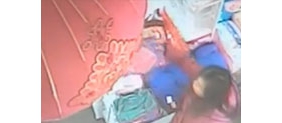 【拍客】监拍女子小摊前偷热水袋