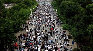 航拍高考镇2万学生放学壮观场面，每天上演三次，10分钟消失