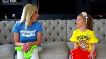 萌娃小可爱们在家进行了一场有趣的变装舞蹈比赛，两个小家伙打扮的真是萌萌哒！