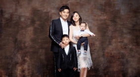 陈龙章龄之全家福曝光 小儿子罕见正脸出镜呆萌讨喜