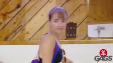 老外街头恶搞 粪坑爆炸 全身都是