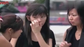 国外街头恶搞路人断颈的恶作剧