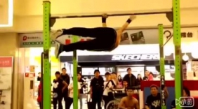 街头健身男团在商场表演，被众人围观