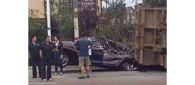 【拍客】渣土车侧翻撞上试驾宝马车 一人当场死亡