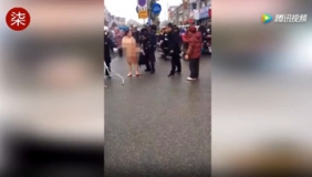 实拍女贼事败求脱身 当众脱衣大便持刀要挟的哥