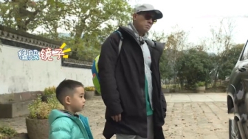 Jasper一大早猛照镜子，陈小春：臭小子，挺臭美的！萌娃臭美合集