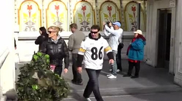 国外恶搞游人，把路人都吓坏了！