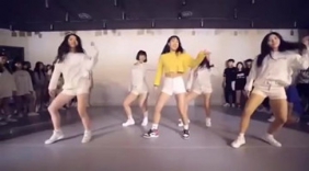 很酷的舞蹈，这些美女跳舞绝对不是专业