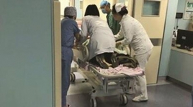 生死7分钟！南京医生跪病床做生命的“托举”