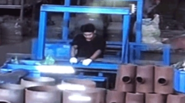 监拍男子生产车间被故障机器卡住