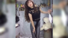 美女把体操和舞蹈结合成性感舞步